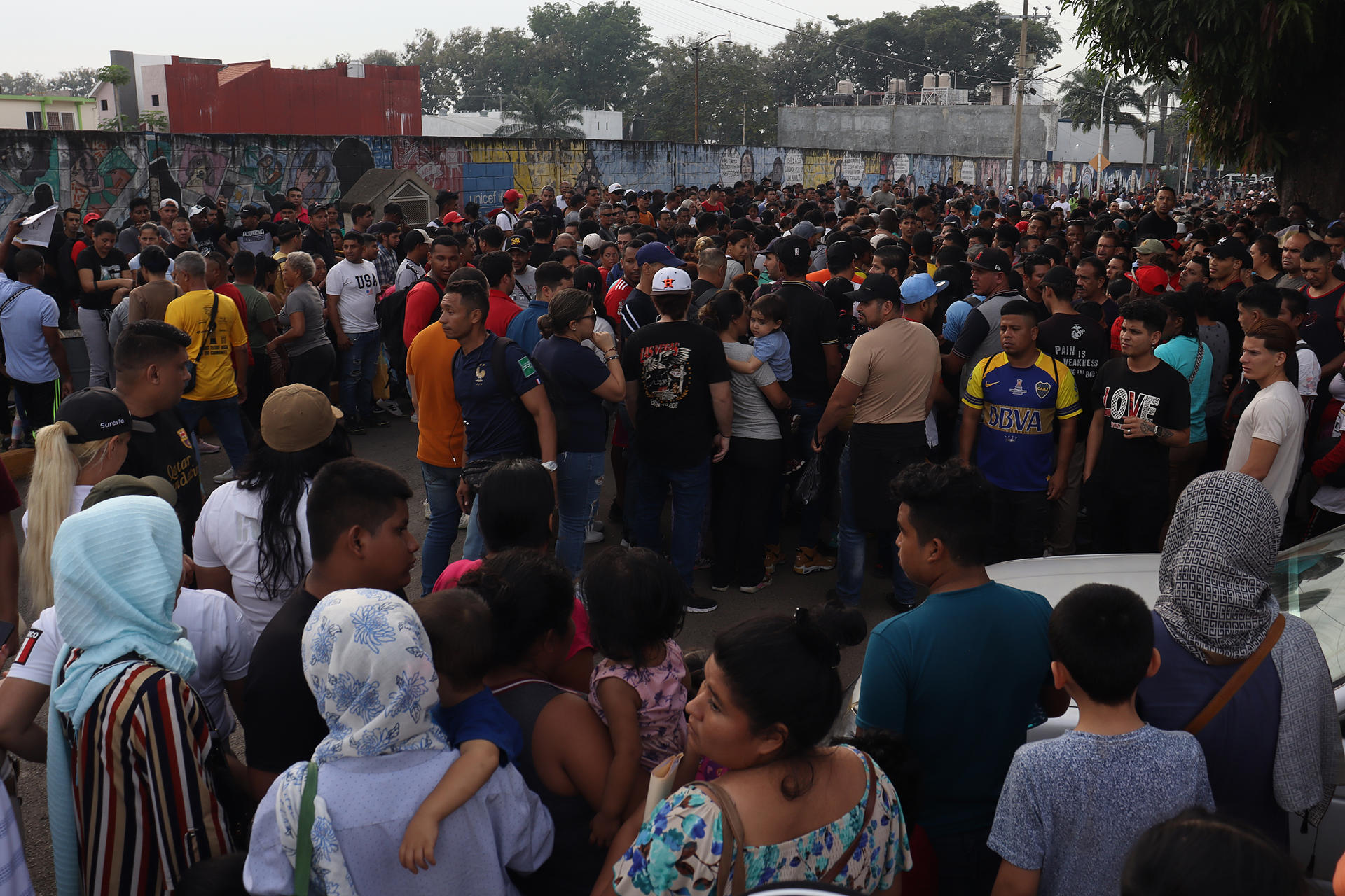 Migrantes hacen fila para tramitar papeles migratorios este viernes, en el municipio de Tapachula en Chiapas (México). EFE/ Juan Manuel Blanco
