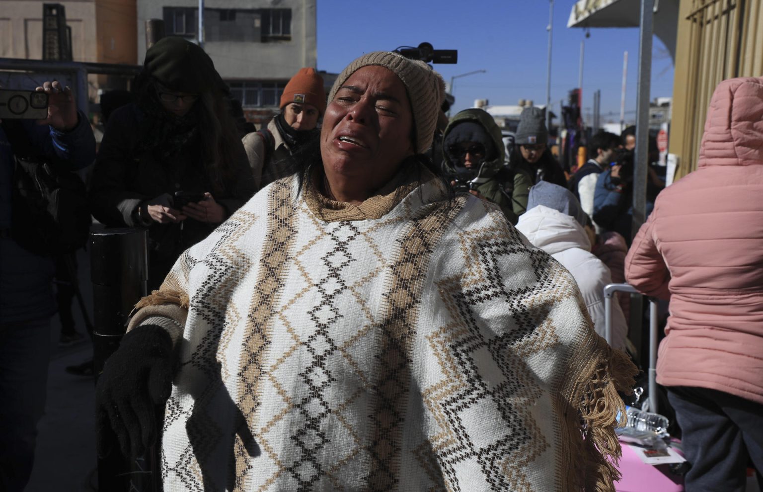 Migrantes permanecen varados en el puente Internacional Paso del Norte, este lunes en Ciudad Juárez (México). EFE/ Luis Torres