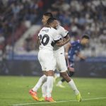 Jugadores del Olimpia paraguayo celebran este viernes la victoria por 0-2 sobre el Nacional uruguayo en partido de la Serie Río de la Plata jugado en el estadio Gran Parque Central de Montevideo. EFE/ STR