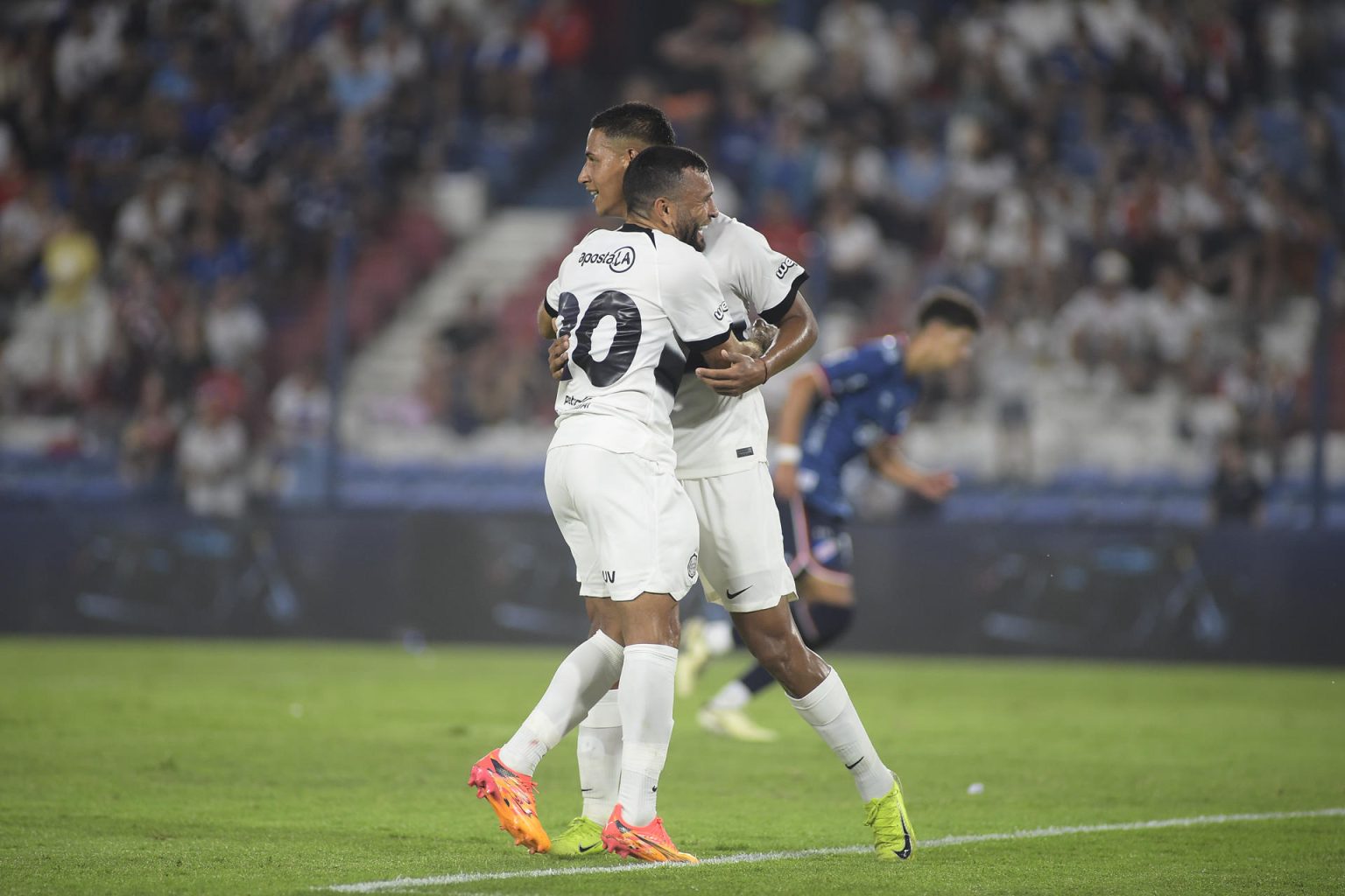 Jugadores del Olimpia paraguayo celebran este viernes la victoria por 0-2 sobre el Nacional uruguayo en partido de la Serie Río de la Plata jugado en el estadio Gran Parque Central de Montevideo. EFE/ STR