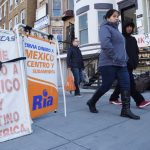 Varios carteles anuncian tiendas donde se puede enviar dinero a toda América Latina en Washington, DC, (Estados Unidos). Archivo. EFE/LENIN NOLLY