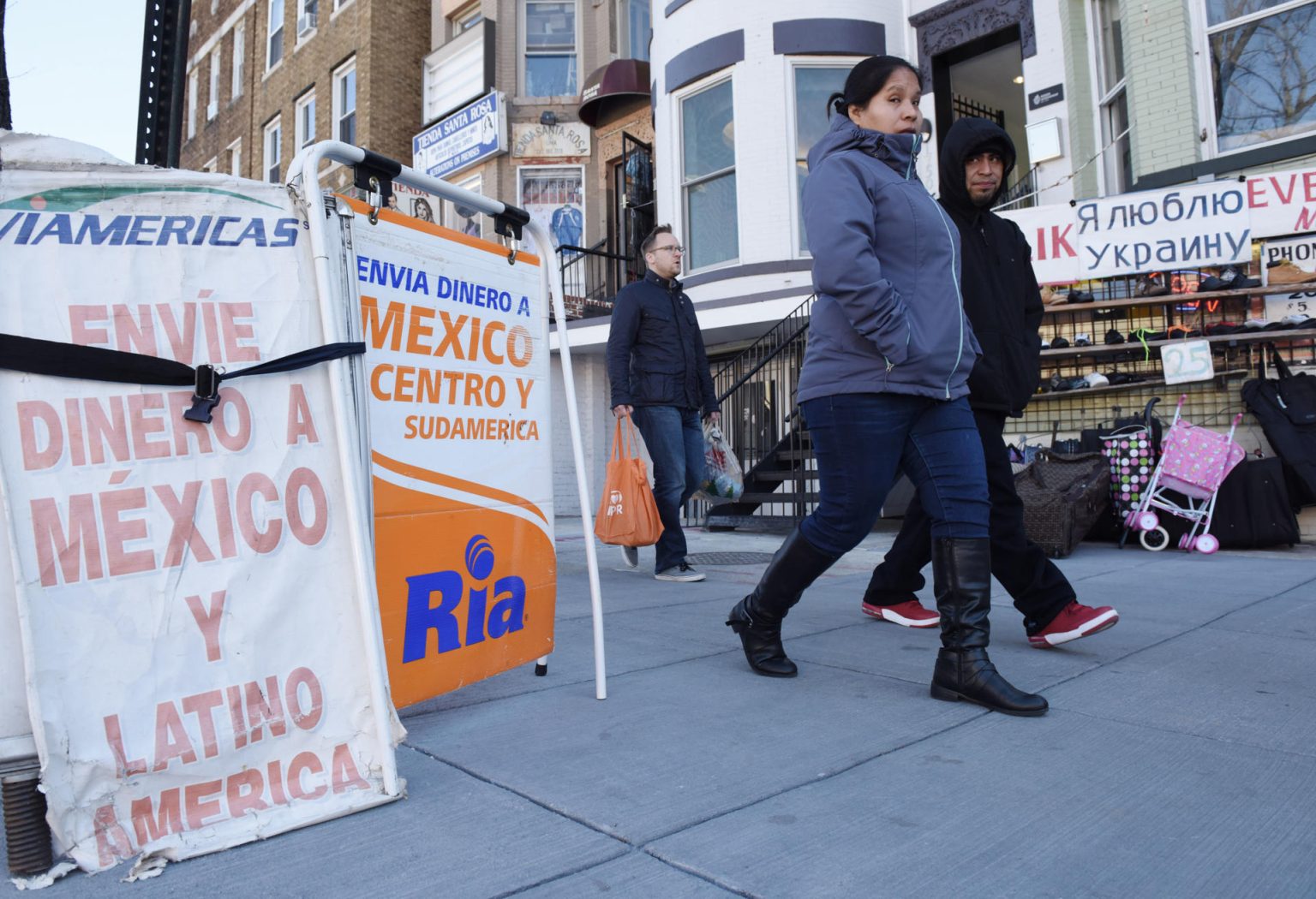 Varios carteles anuncian tiendas donde se puede enviar dinero a toda América Latina en Washington, DC, (Estados Unidos). Archivo. EFE/LENIN NOLLY