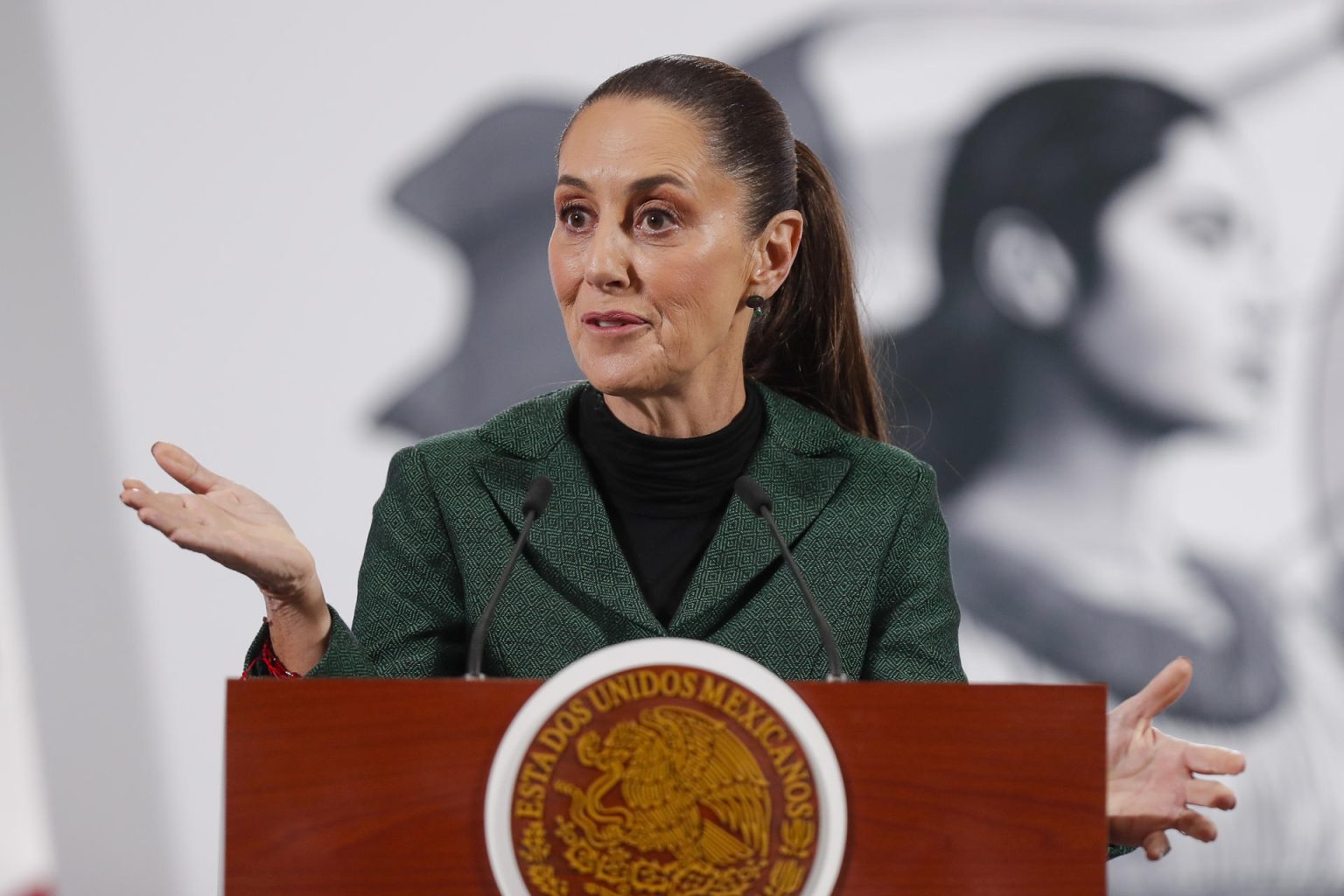 La presidenta de México, Claudia Sheinbaum, habla en una rueda de prensa este martes, en el Palacio Nacional en la Ciudad de México (México). EFE/ Isaac Esquivel