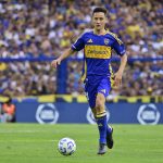 El español Ander Herrera, nuevo refuerzo de Boca Juniors, transporta el balón este domingo en su primer partido en el estadio La Bombonera que terminó sin goles frente a Argentinos Juniors. EFE/ Matías Martín Campaya