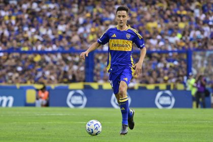 El español Ander Herrera, nuevo refuerzo de Boca Juniors, transporta el balón este domingo en su primer partido en el estadio La Bombonera que terminó sin goles frente a Argentinos Juniors. EFE/ Matías Martín Campaya