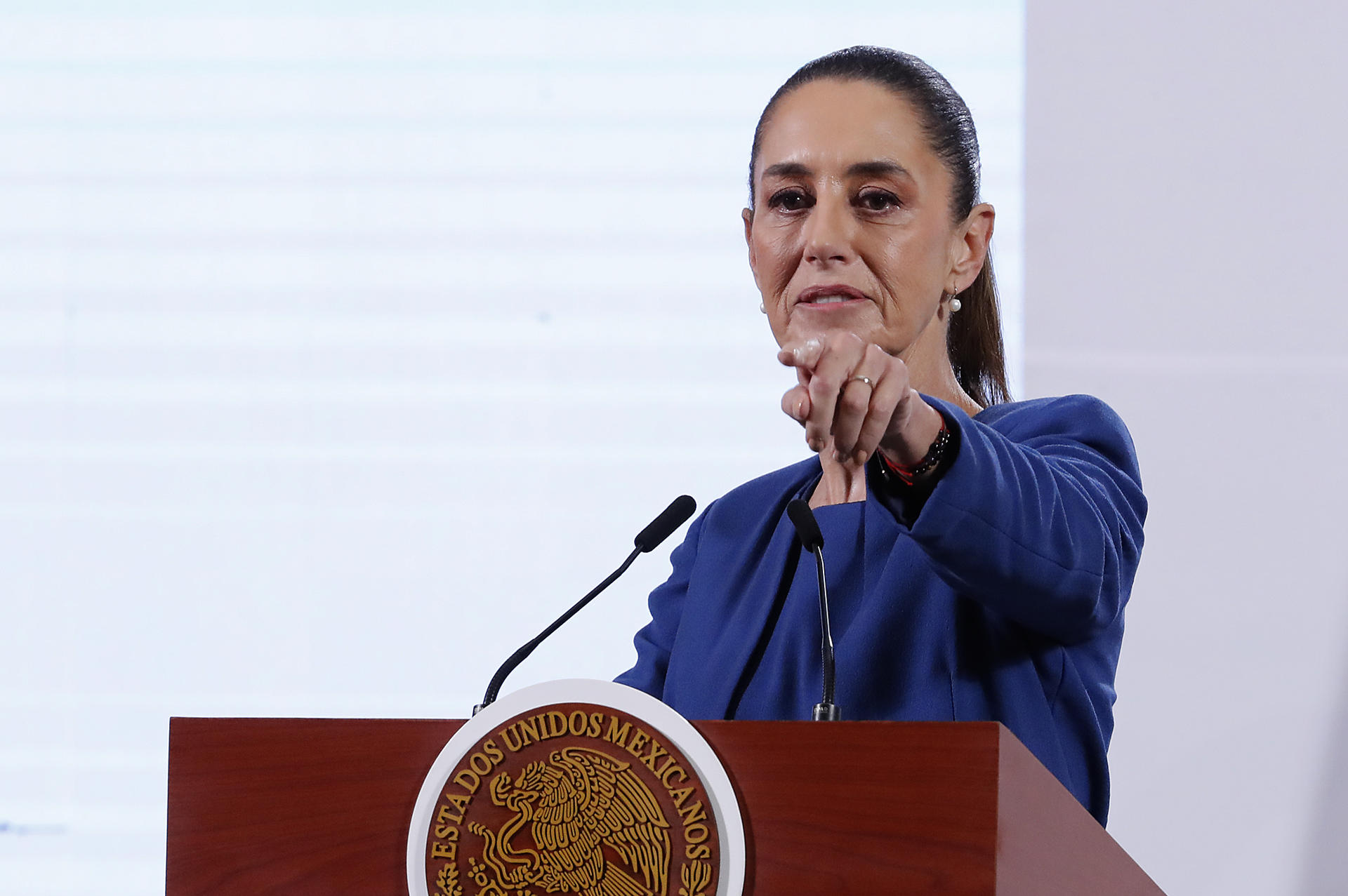 La presidenta de México, Claudia Sheinbaum, habla durante una rueda de prensa este viernes, en el Palacio Nacional de la Ciudad de México (México). EFE/ Mario Guzmán
