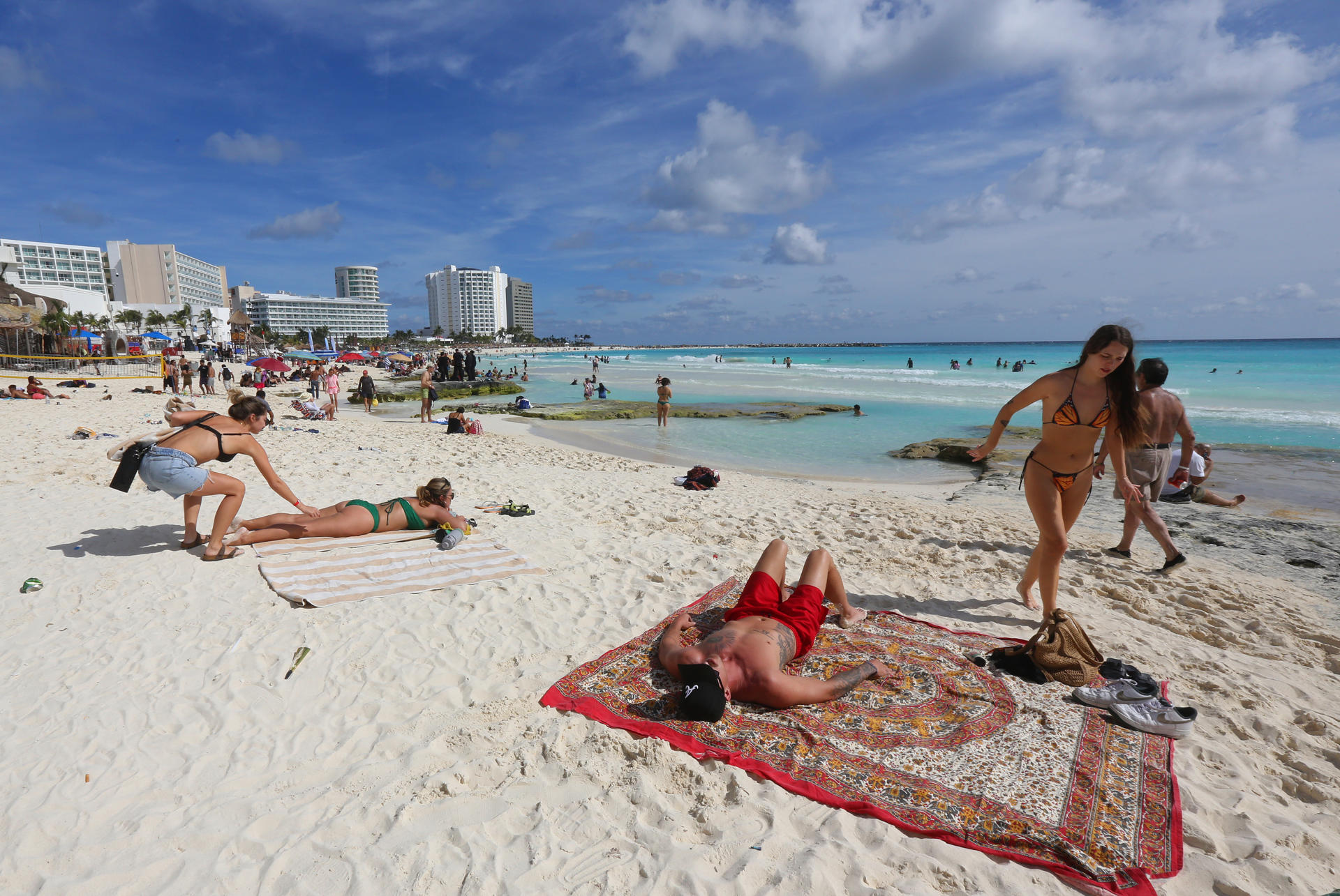 Turistas disfrutan de las playas del balneario de Cancún este miércoles, en Quintana Roo (México). EFE/ Alonso Cupul
