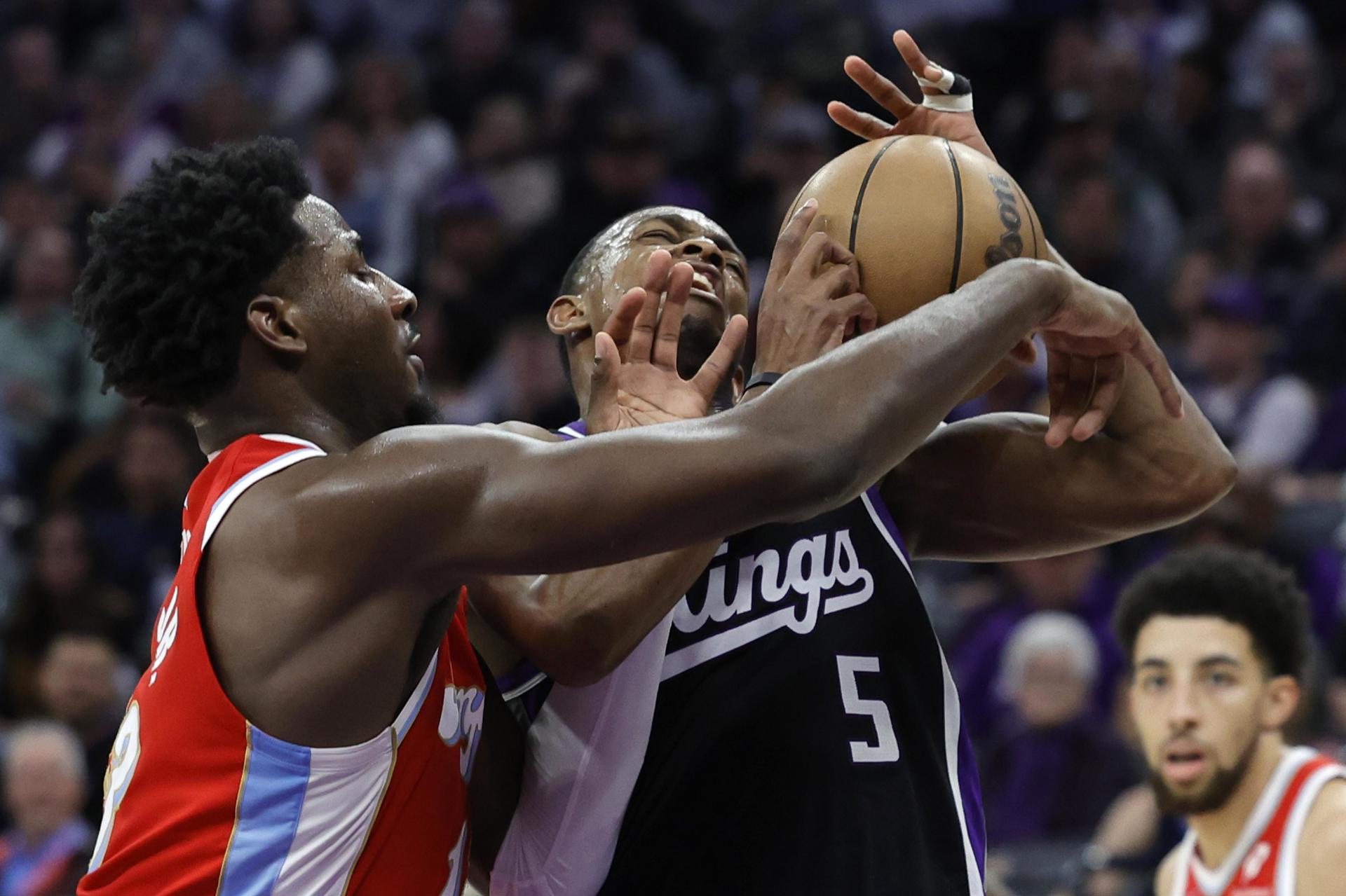 El escolta de Sacramento Kings, De'Aaron Fox (d), y el alero de Memphis Grizzlies, Jaren Jackson Jr. (i) luchan por el control del balón durante el partido jugado este sábado en Sacramento (California). EFE/EPA/JOHN G. MABANGLO
