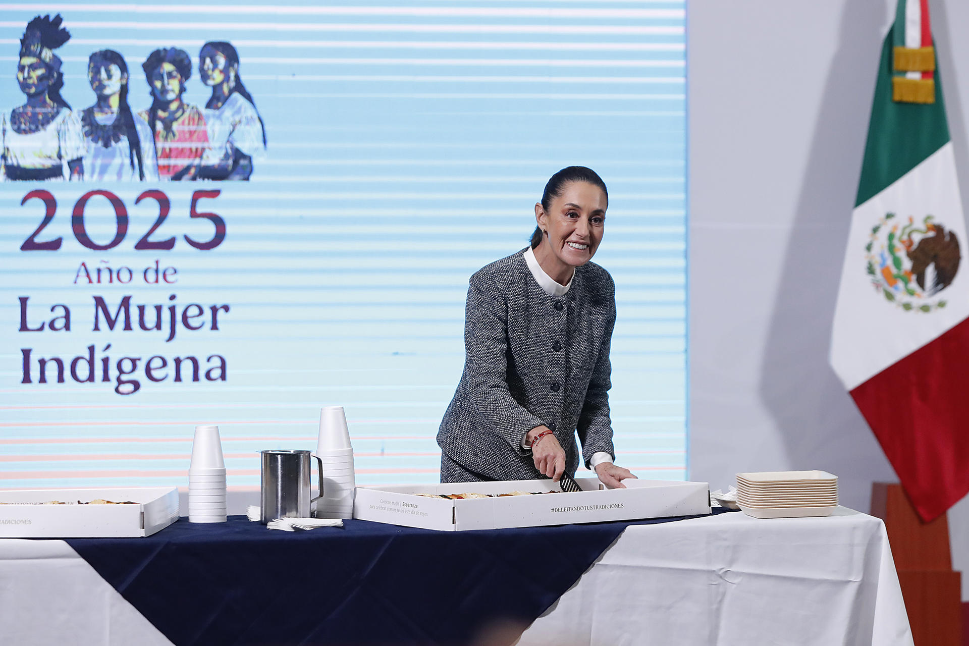 La presidenta de México, Claudia Sheinbaum, parte una Rosca de Reyes durante una rueda de prensa este lunes, en el Palacio Nacional de la Ciudad de México (México). EFE/ Mario Guzmán
