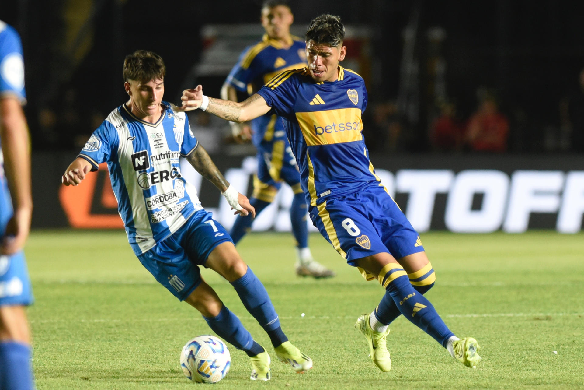 Carlos Palacios (d) de Boca Juniors, disputa el balón con Joaquín Bassani, de Argentino, este miércoles, en un partido de la primera fase de la Copa Argentina que el equipo xeneize ganó por 5-0 en el estadio Brigadier General Estanislao López en Santa Fe. EFE/ Javier Escobar
