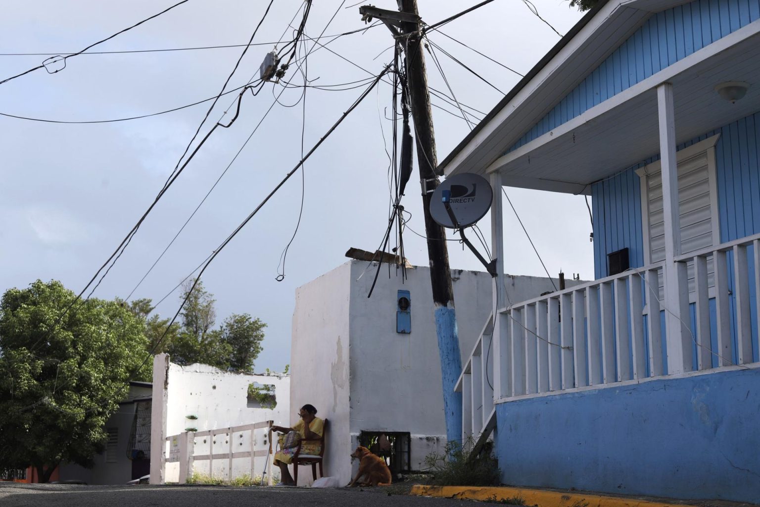 La red eléctrica de Puerto Rico es muy frágil desde que quedó destrozada durante el huracán María de 2017, siendo frecuentes los apagones en la isla, aunque normalmente no de esta magnitud. Archivo. EFE/Thais Llorca