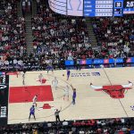 Pasaje del partido jugado este sábado por Bulls y New York Knicks en el United Center de Chicago tras un emotivo homenaje a Derrick Rose, que anunció en septiembre su retirada del baloncesto tras 16 años en la NBA. EFE/ Andrea Montolivo