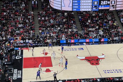 Pasaje del partido jugado este sábado por Bulls y New York Knicks en el United Center de Chicago tras un emotivo homenaje a Derrick Rose, que anunció en septiembre su retirada del baloncesto tras 16 años en la NBA. EFE/ Andrea Montolivo