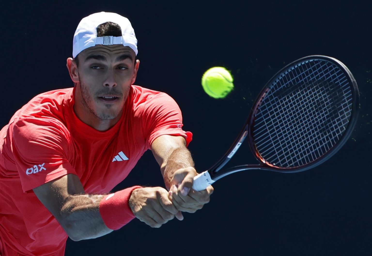 Francisco Cerundolo se convirtió este martes en el primer argentino que alcanza la segunda ronda del Abierto de Australia. EFE/EPA/ROLEX DELA PENA