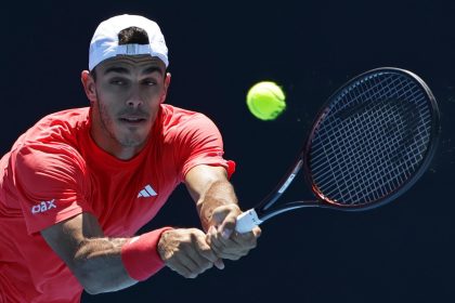 Francisco Cerundolo se convirtió este martes en el primer argentino que alcanza la segunda ronda del Abierto de Australia. EFE/EPA/ROLEX DELA PENA