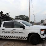 Integrantes de la Guardia Nacional (GN) mexicana vigilan este lunes, en una avenida del municipio de Tapachula (México). EFE/ Juan Manuel Blanco