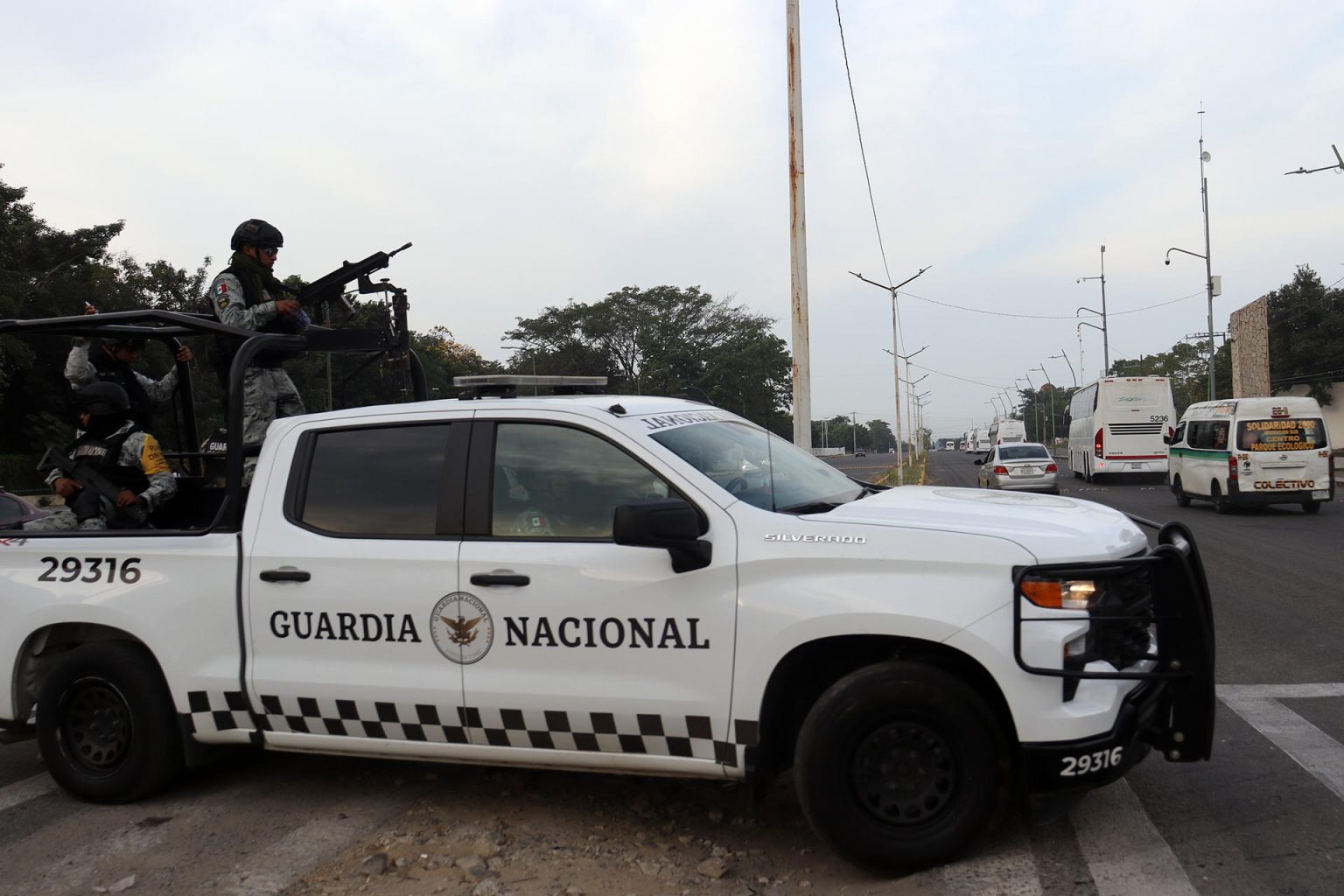 Integrantes de la Guardia Nacional (GN) mexicana vigilan este lunes, en una avenida del municipio de Tapachula (México). EFE/ Juan Manuel Blanco