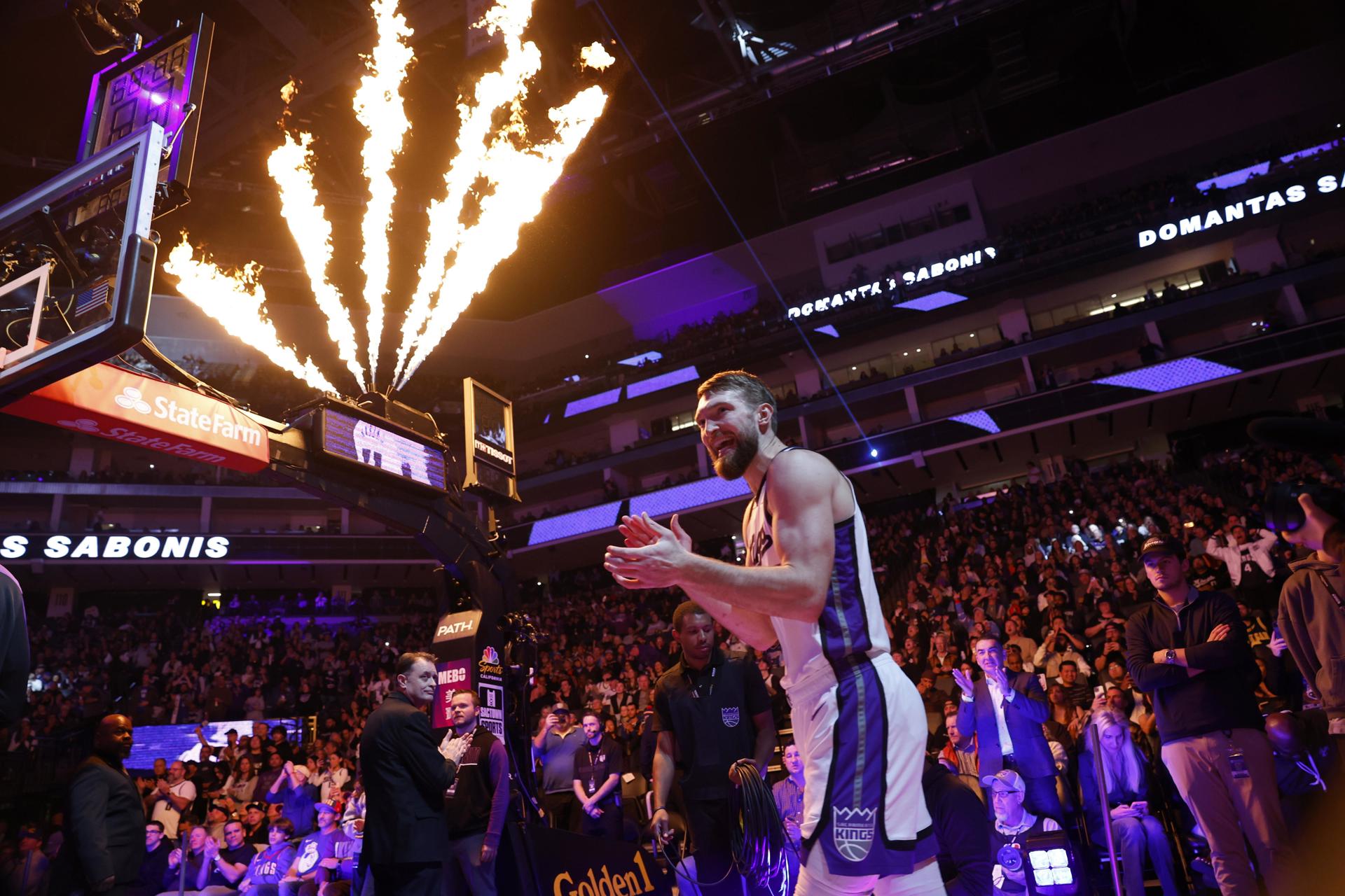 El ala-pívot de los Sacramento Kings, Domantas Sabonis, conmemora con el público antes del partido contra Miami Heat en Sacramento (California) EFE/EPA/JOHN G. MABANGLO
