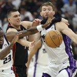 El guardia de Sacramento Kings, Keon Ellis (i), y su compañero, el ala-pívot Domantas Sabonis (d), persiguen un balón suelto este lunes, durante el partido jugado en Sacramento (California). EFE/EPA/JOHN G. MABANGLO