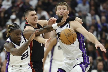 El guardia de Sacramento Kings, Keon Ellis (i), y su compañero, el ala-pívot Domantas Sabonis (d), persiguen un balón suelto este lunes, durante el partido jugado en Sacramento (California). EFE/EPA/JOHN G. MABANGLO