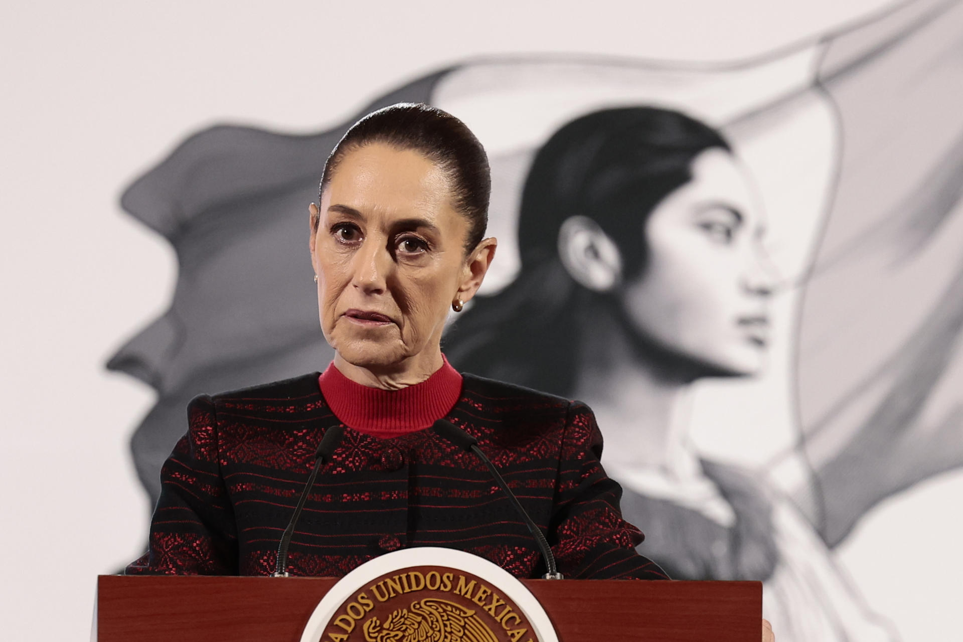 La presidenta de México, Claudia Sheinbaum, habla durante su conferencia de prensa matutina este miércoles, en el Palacio Nacional en la Ciudad de México (México). EFE/ José Méndez
