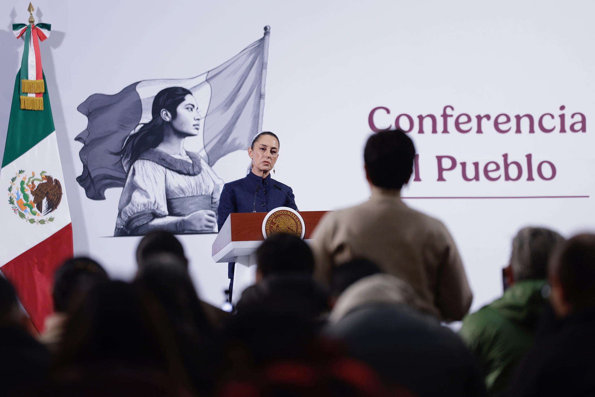 La presidenta de México, Claudia Sheinbaum, habla durante una rueda de prensa este viernes, en el Palacio Nacional de Ciudad de México (México). EFE/ Sáshenka Gutiérrez
