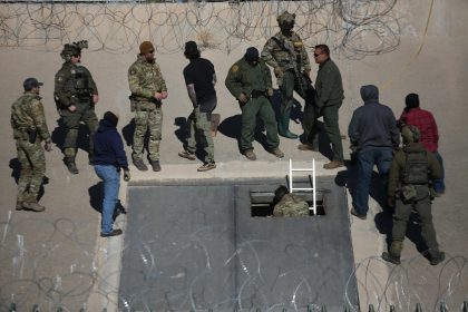 Autoridades de seguridad de México y Estadios Unidos, resguardan la zona donde se localizo un túnel clandestino en la frontera de Ciudad Juárez este viernes, en Chihuahua (México). EFE/ Luis Torres