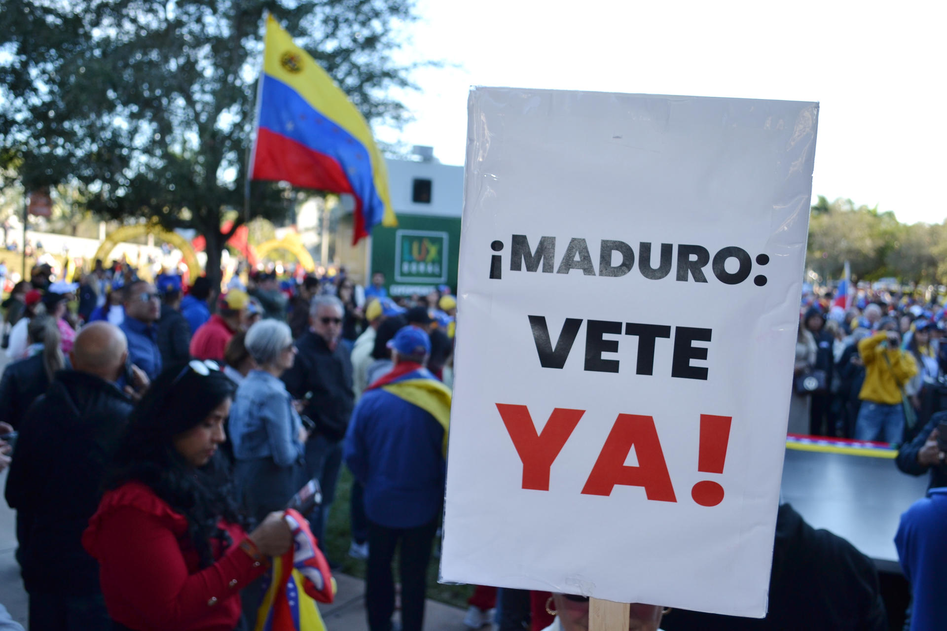 Fotografía de un cartel durante una manifestación de ciudadanos venezolanos este jueves, en Doral (Estados Unidos). EFE/ Antoni Belchi
