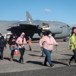 Migrantes guatemaltecos deportados caminan por la pista de la Base Aérea de Guatemala este viernes, en Ciudad de Guatemala (Guatemala). EFE/ STR