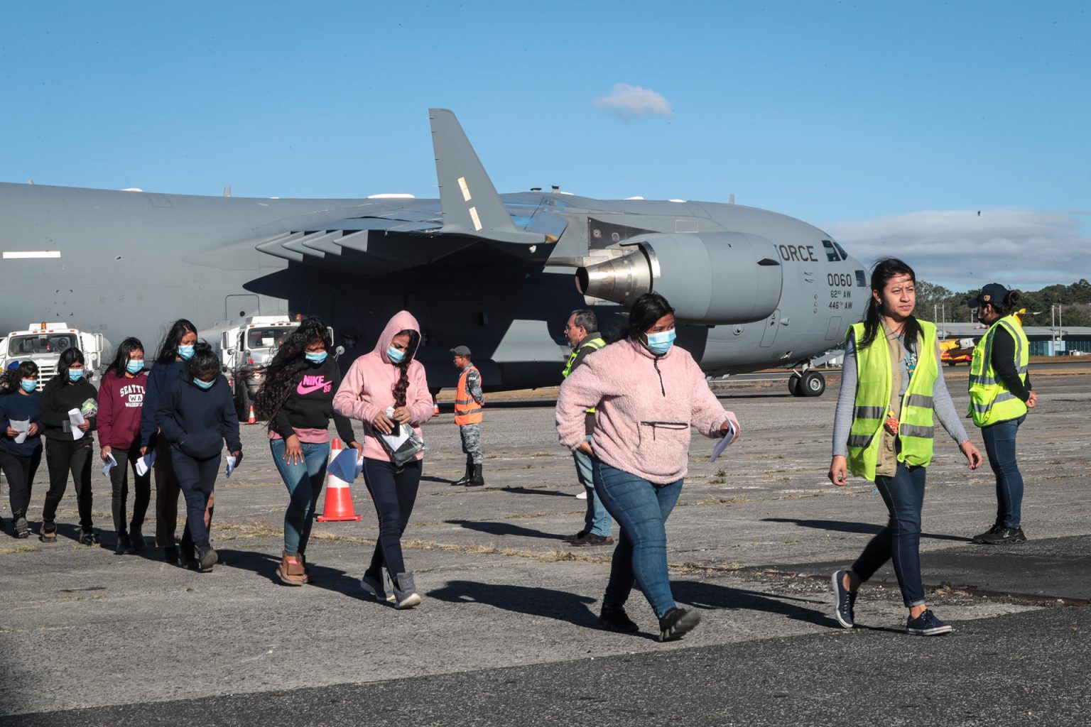 Migrantes guatemaltecos deportados caminan por la pista de la Base Aérea de Guatemala este viernes, en Ciudad de Guatemala (Guatemala). EFE/ STR