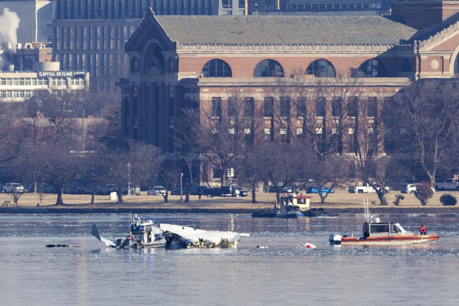 Equipos de rescate buscan entre los restos de un avión comercial que colisionó con un helicóptero militar este jueves, en Washington (Estados Unidos). EFE/EPA/ Jim Lo Scalzo