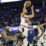 El base de los Golden State Warriors, Stephen Curry, destacó este jueves en la victoria por 139-105 sobre Philadelphia 76ers al conectar los ocho tiros de tres puntos que lanzó. EFE/EPA/JOHN G. MABANGLO