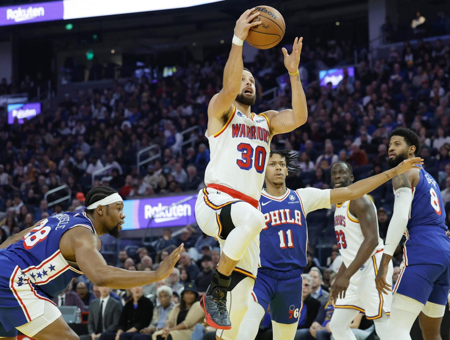 El base de los Golden State Warriors, Stephen Curry, destacó este jueves en la victoria por 139-105 sobre Philadelphia 76ers al conectar los ocho tiros de tres puntos que lanzó. EFE/EPA/JOHN G. MABANGLO