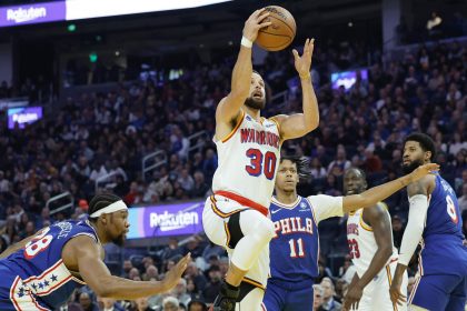 El base de los Golden State Warriors, Stephen Curry, destacó este jueves en la victoria por 139-105 sobre Philadelphia 76ers al conectar los ocho tiros de tres puntos que lanzó. EFE/EPA/JOHN G. MABANGLO