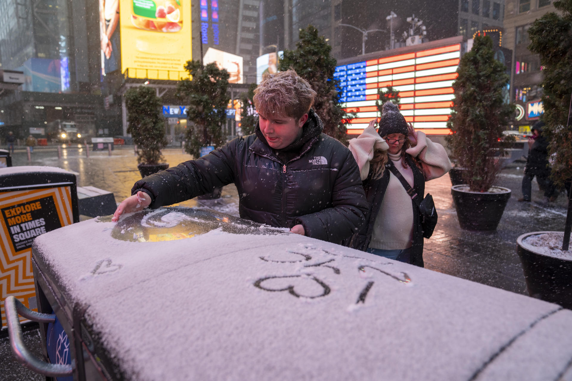 Un hombre hace dibujos en la nieve durante la ola de frío este lunes, en Nueva York (Estados Unidos). EFE/ Angel Colmenares
