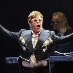 Fotografía de archivo del cantante británico Elton John durante un concierto en el Palau Sant Jordi de Barcelona (España). EFE/ Enric Fontcuberta.