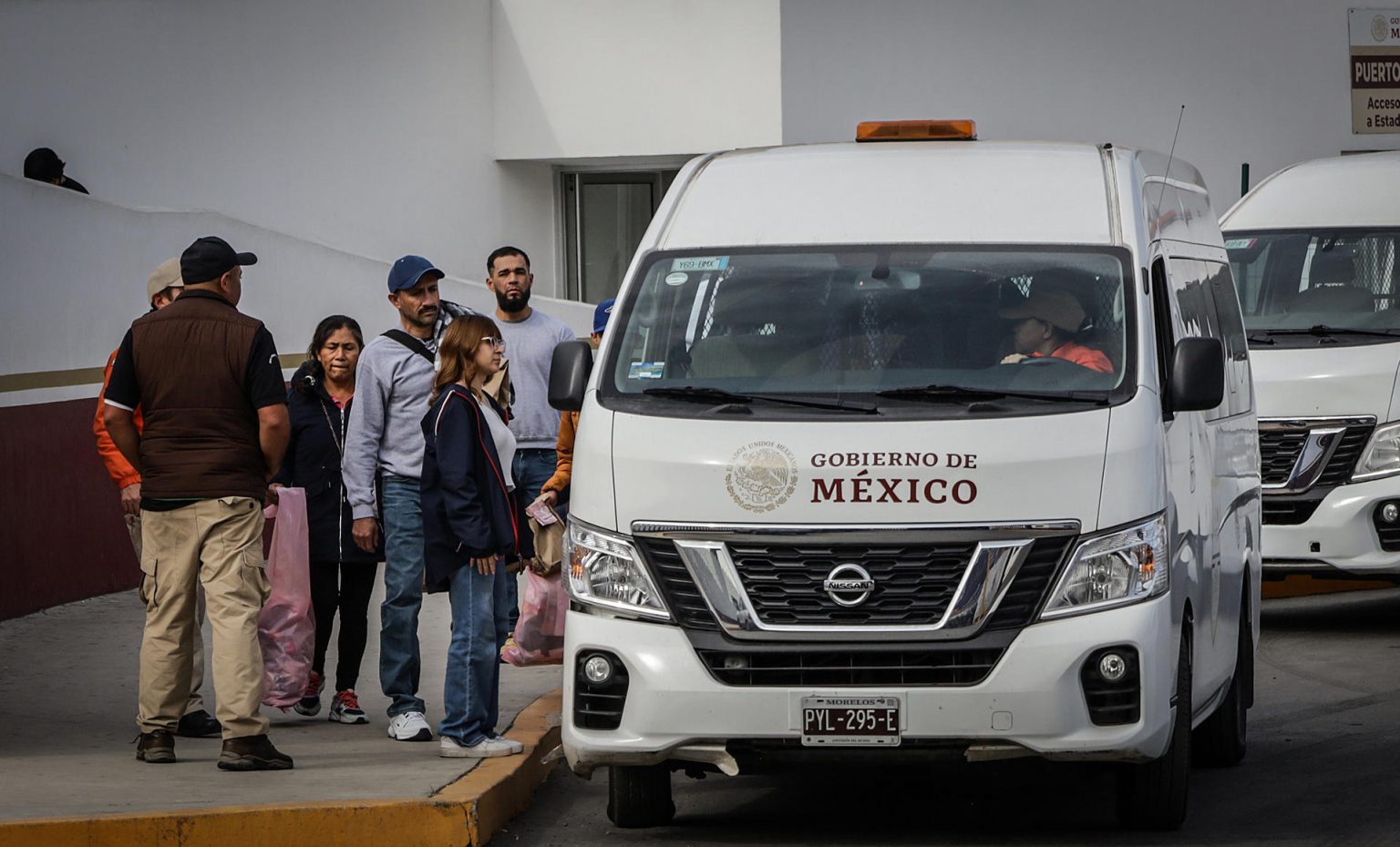 Un grupo de migrantes deportados, abordan vehículos oficiales para ser trasladados a albergues en Tijuana (México). EFE/ Joebeth Terríquez