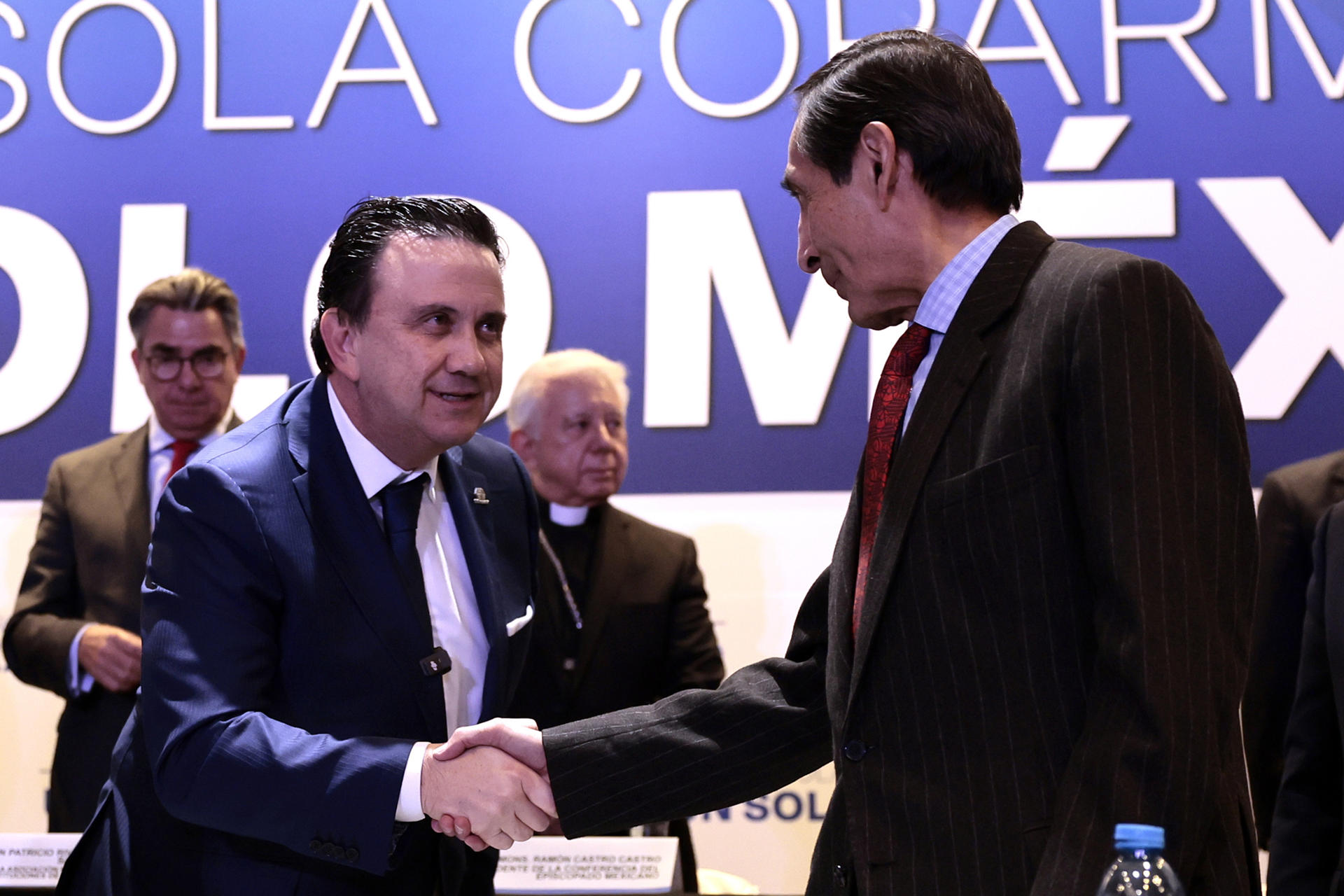 El nuevo presidente de la Confederación Patronal de la República Mexicana (Coparmex),  Juan José Sierra (i), saluda al secretario de Hacienda, Rogelio Ramírez de la O este jueves durante una conferencia de prensa en Ciudad de México (México). EFE/ José Méndez
