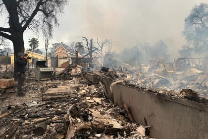 Fotografía cedida por Benjamín Domínguez Guevara donde se muestran las cenizas de la casa alquilada por la familia en Altadena, California (EE.UU.). EFE/ Benjamín Domínguez Guevara/SOLO USO EDITORIAL/SOLO DISPONIBLE PARA ILUSTRAR LA NOTICIA QUE ACOMPAÑA (CRÉDITO OBLIGATORIO) MÁXIMA CALIDAD DISPONIBLE