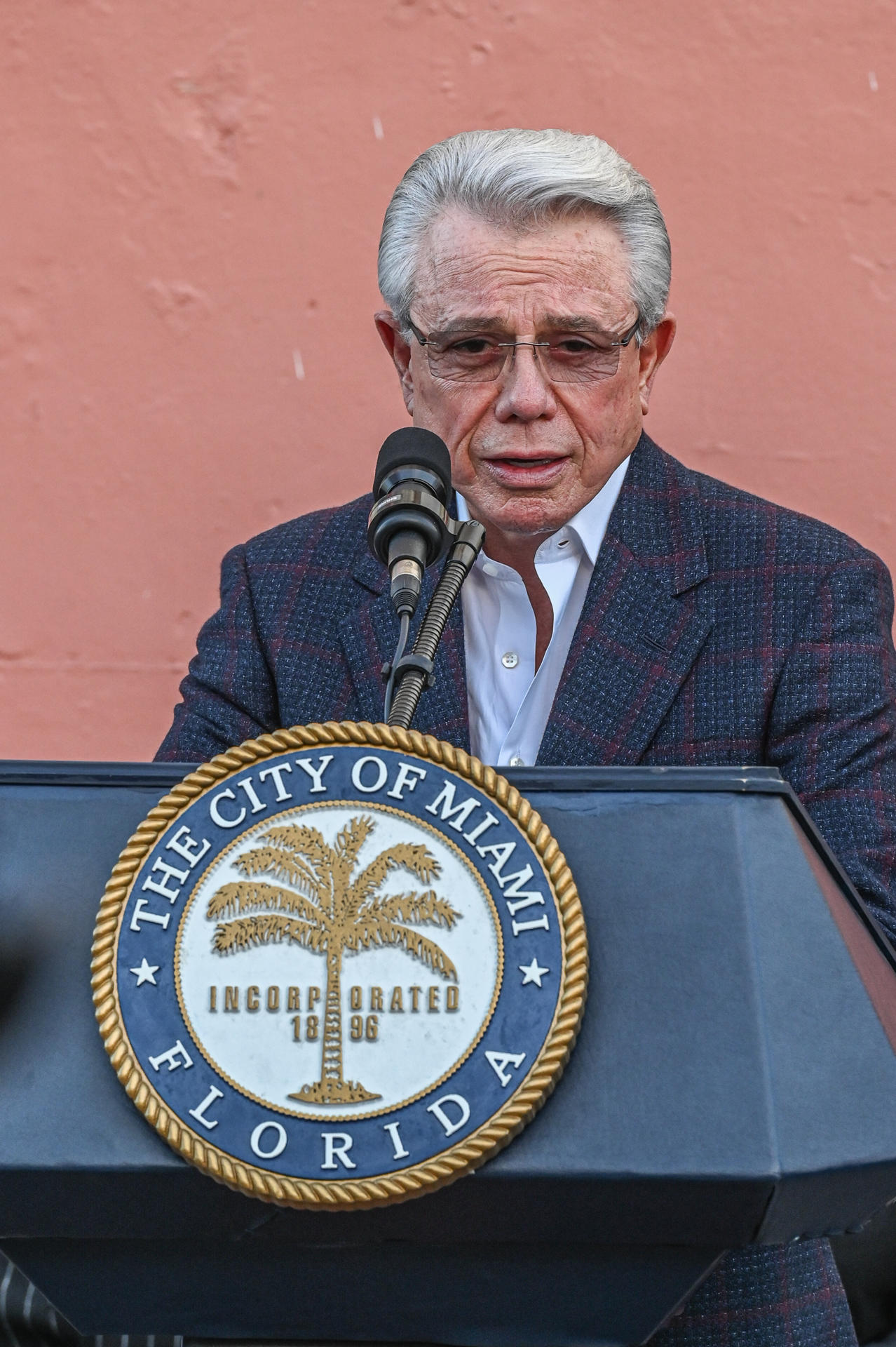 Fotografía de archivo del 28 de octubre de 2022 del empresario cubano-estadounidense Benjamín León durante la presentación de un mural en honor al cantante y productor Willy Chirino en la Calle Ocho de Miami, Florida (EE.UU). EFE/ Giorgio Viera