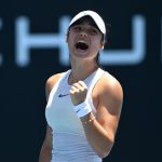 La británica Emma Raducanu celebra su paso a la segunda ronda del Abierto de Australia al superar a la vigésima sexta favorita, la rusa Ekaterina Alexandrova EFE/EPA/LUKAS COCH