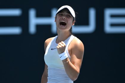 La británica Emma Raducanu celebra su paso a la segunda ronda del Abierto de Australia al superar a la vigésima sexta favorita, la rusa Ekaterina Alexandrova EFE/EPA/LUKAS COCH