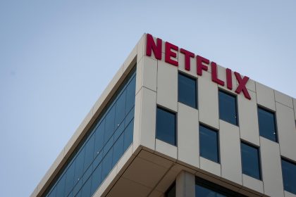 Fotografía de archivo de el logo de Netflix en uno de los edificios de la compañía en Los Ángeles (EE. UU). EFE/ Christian Monterrosa