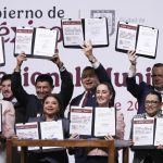 La presidenta de México, Claudia Sheinbaum (c), posa junto con funcionarios federales y gobernadores durante el 'Encuentro Nacional Municipal' este jueves en Ciudad de México (México). EFE/ Mario Guzmán