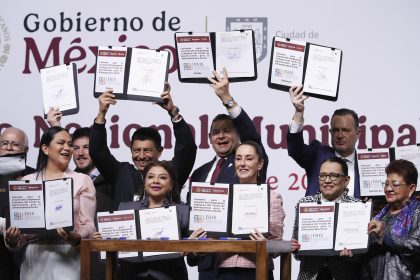 La presidenta de México, Claudia Sheinbaum (c), posa junto con funcionarios federales y gobernadores durante el 'Encuentro Nacional Municipal' este jueves en Ciudad de México (México). EFE/ Mario Guzmán