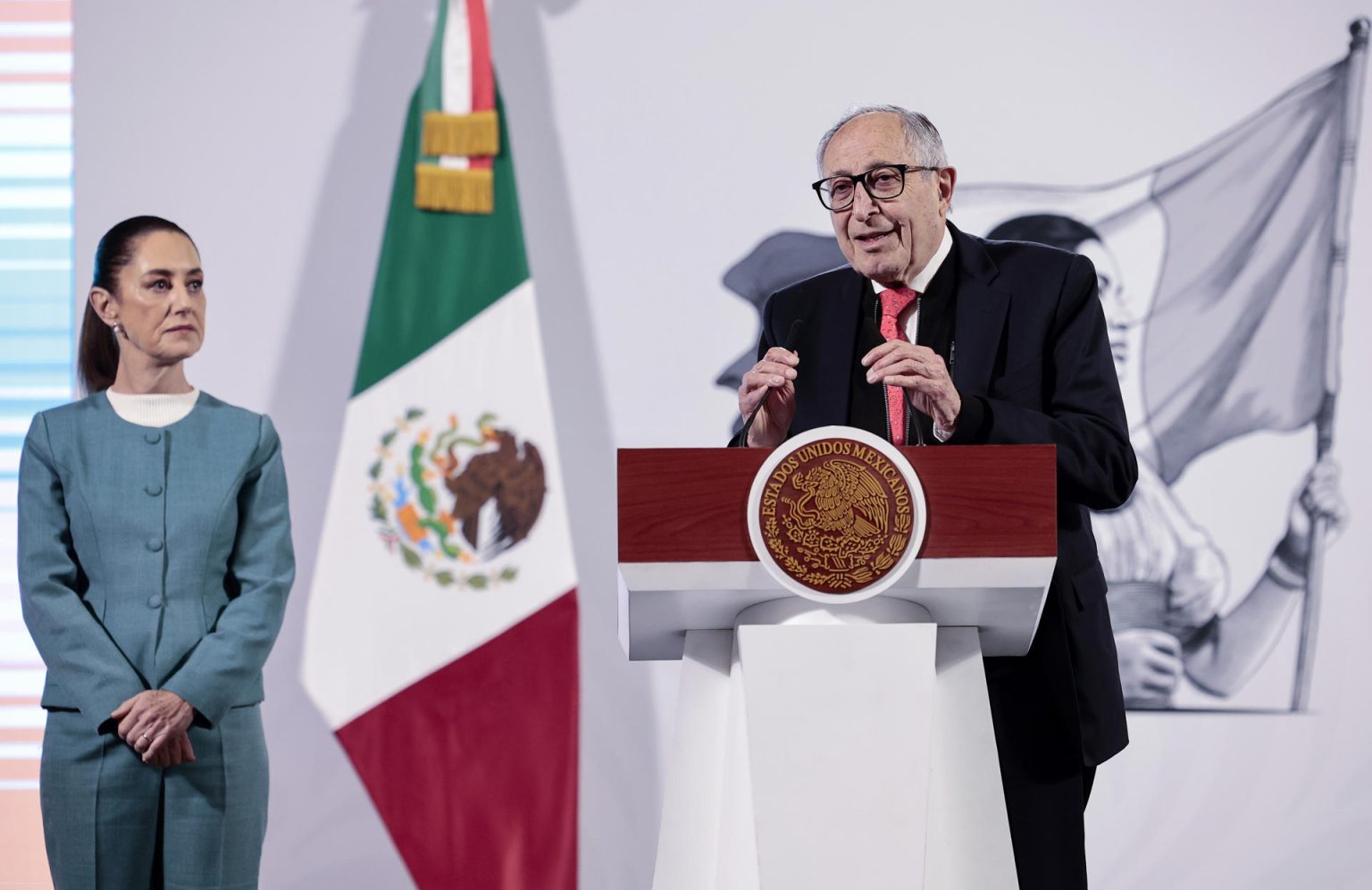 El secretario de Salud de México, David Kershenobich (d), habla durante la conferencia de prensa matutina de la presidenta de México Claudia Sheinbaum este martes, en el Palacio Nacional en la Ciudad de México (México). EFE/ José Méndez