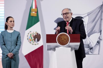 El secretario de Salud de México, David Kershenobich (d), habla durante la conferencia de prensa matutina de la presidenta de México Claudia Sheinbaum este martes, en el Palacio Nacional en la Ciudad de México (México). EFE/ José Méndez