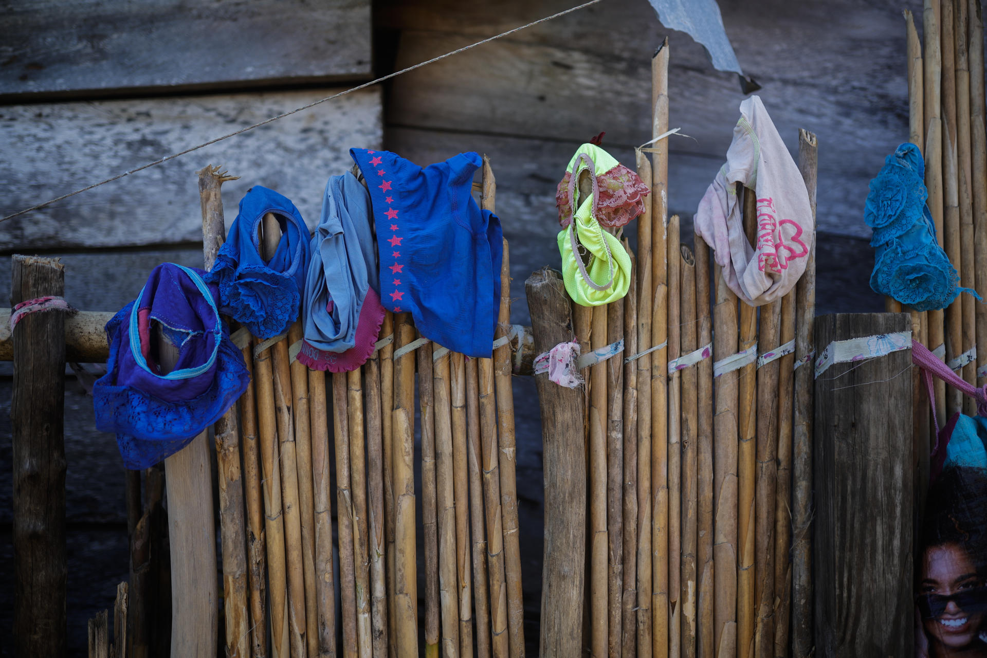 Fotografía de ropa interior de niños migrantes venezolanos este martes, en la isla Gardi Sugdub de la comarca Guna Yala (Panamá). EFE/ Bienvenido Velasco
