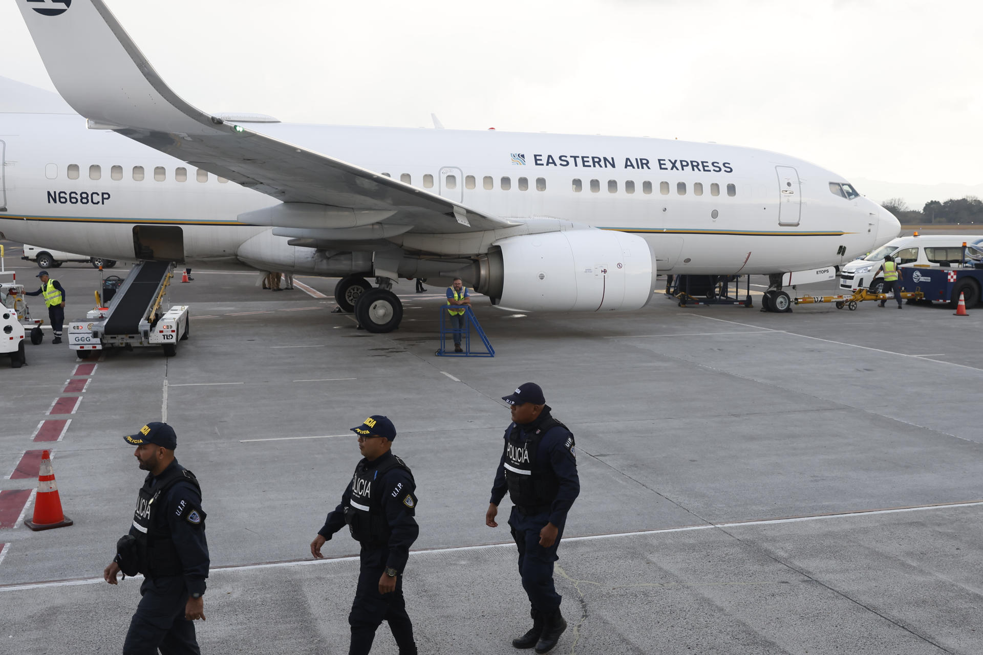 Integrantes de la Fuerza Pública de Costa Rica custodian un avión con migrantes provenientes de Estados Unidos en el Aeropuerto Internacional Juan Santamaría este martes, en San José (Costa Rica). EFE/ Jeffrey Arguedas
