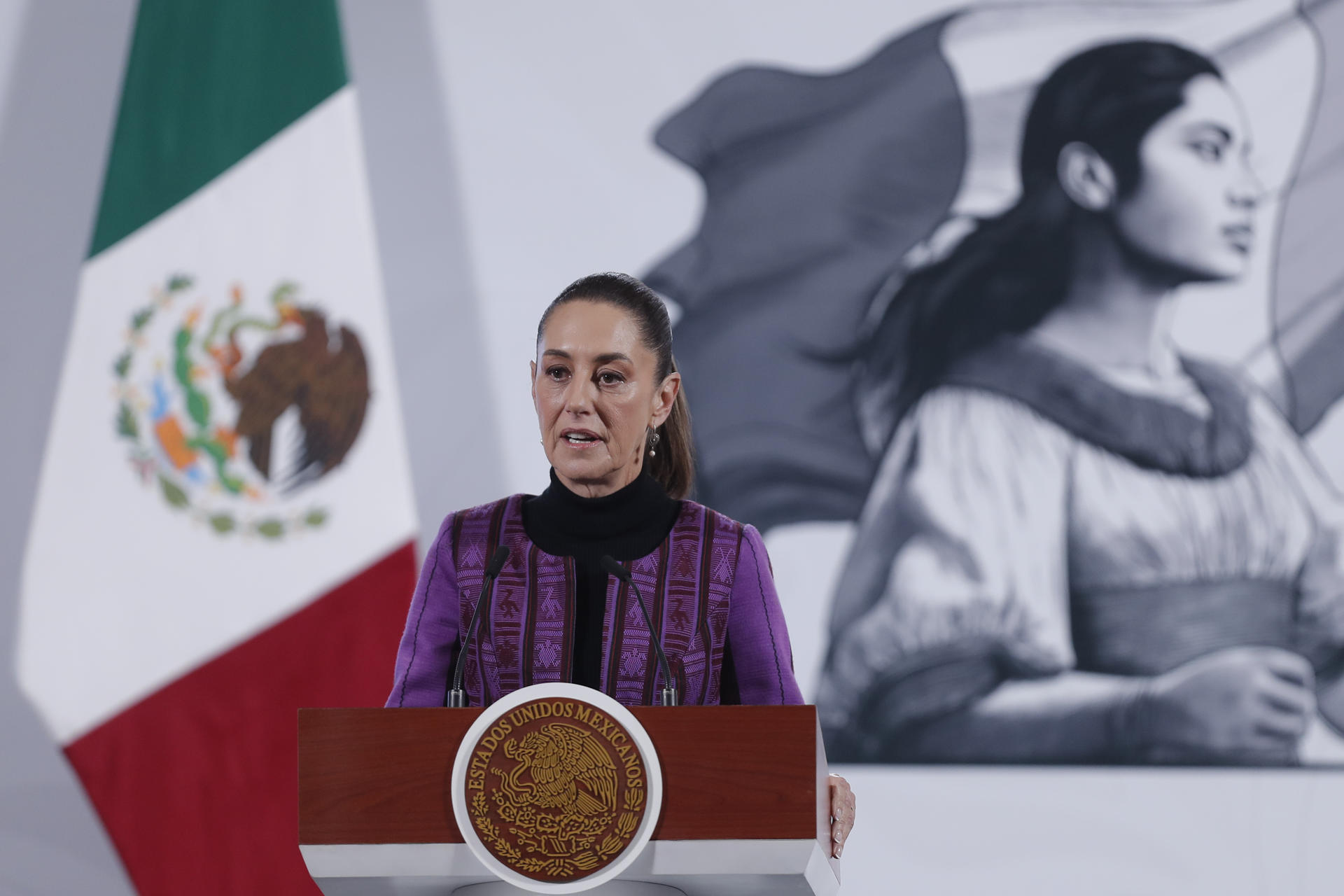 La presidenta de México, Claudia Sheinbaum, habla durante una rueda de prensa este jueves, en el Palacio Nacional, en Ciudad de México (México). EFE/Isaac Esquivel
